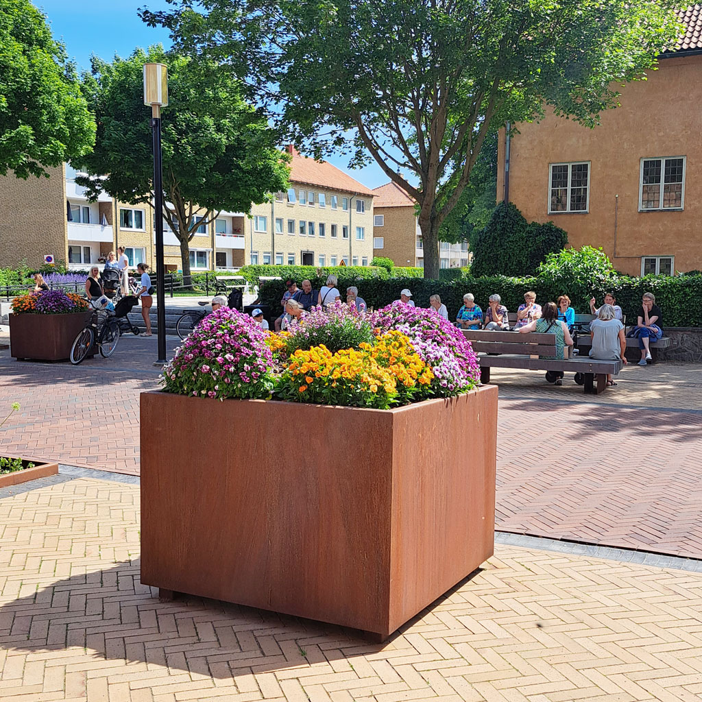 Planteringskärl i corten på Storgatan i Höganäs