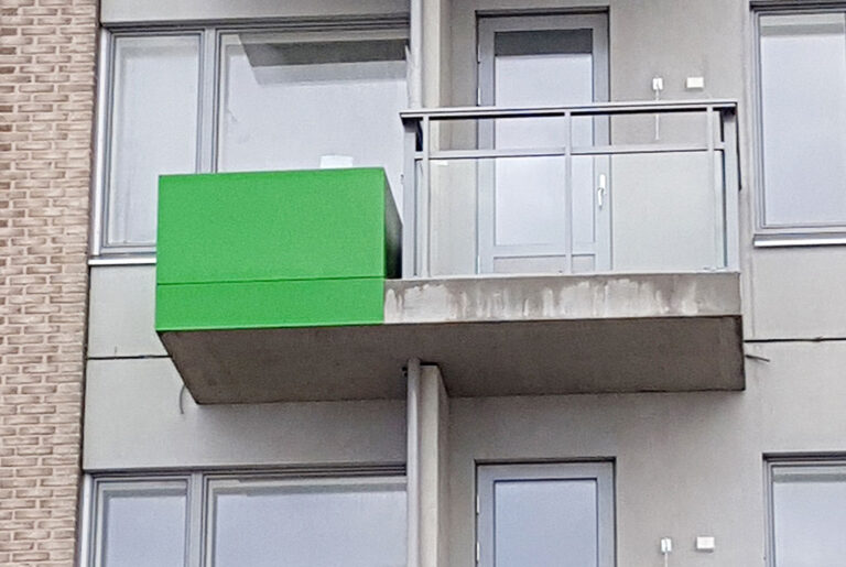 planteringskärl på balkong i lackat stål