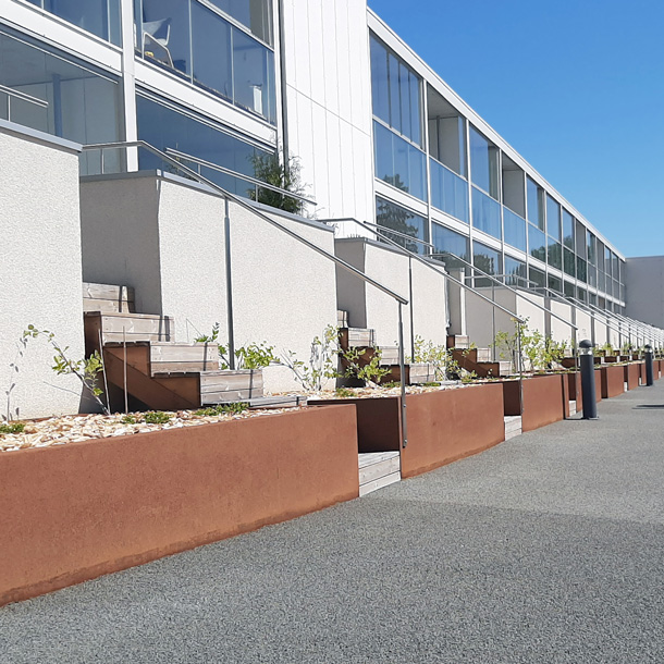 stödmur i corten på innergård i Esbo