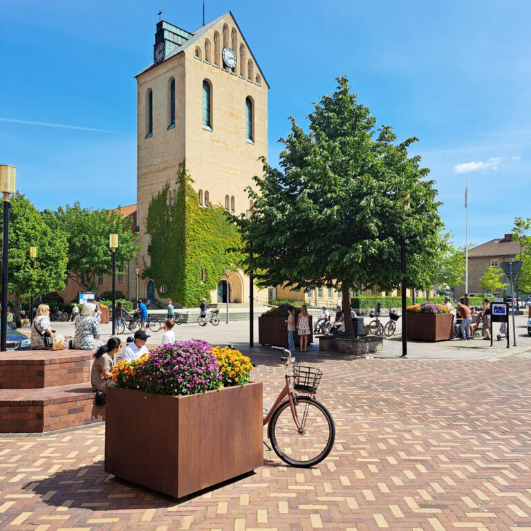 planteringskärl på sommargata