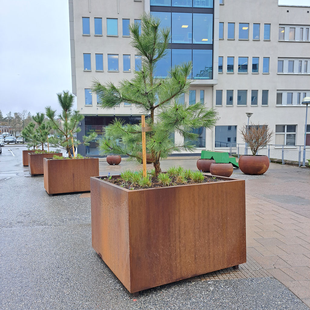 Stor kruka i corten som trafikhinder