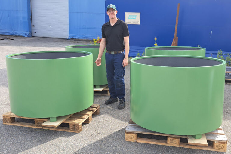 stort runt grönt planteringskärl i lackad plåt