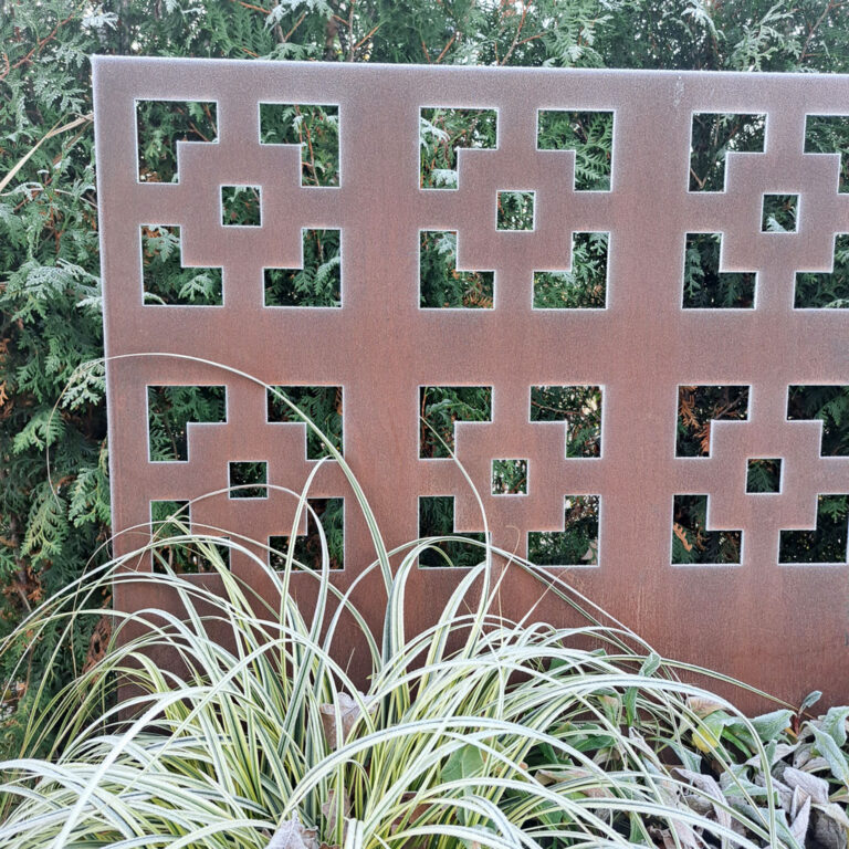 skärmvägg i metall med mönster