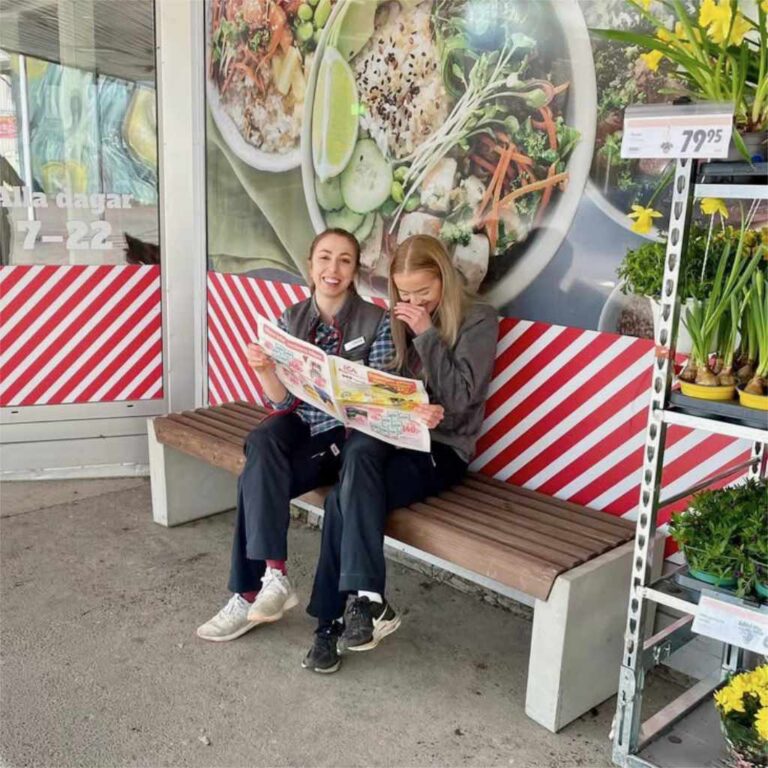 Bänk i betong och trä