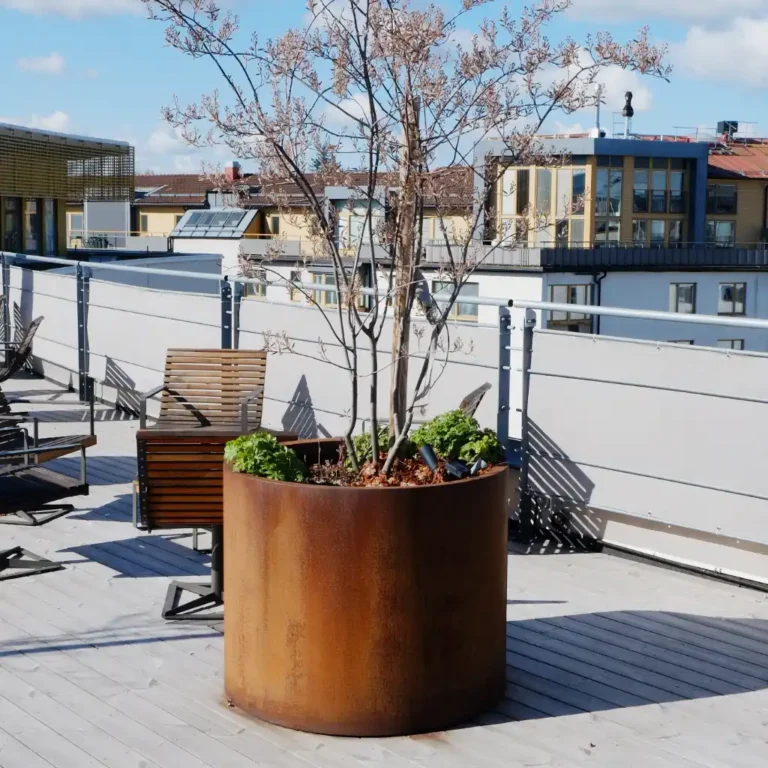 rund kruka i corten på takterrass