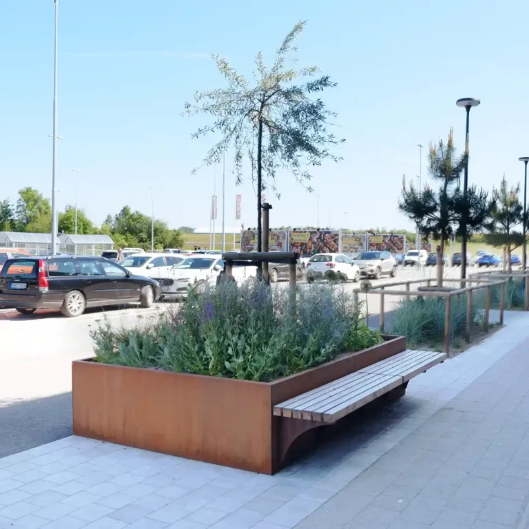 stödmur i corten med bänk i trä
