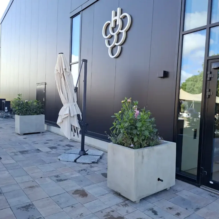 stora krukor i betong