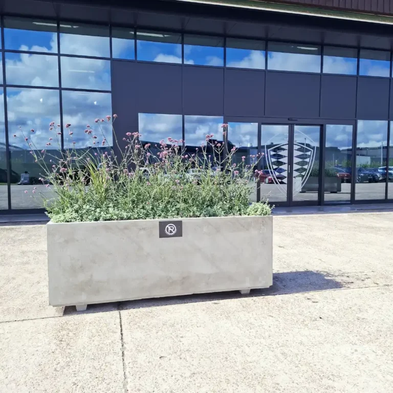 stort rektangulärt planteringskärl i betong
