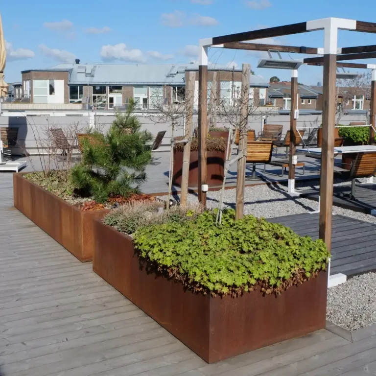 takterrass med planteringskärl i corten