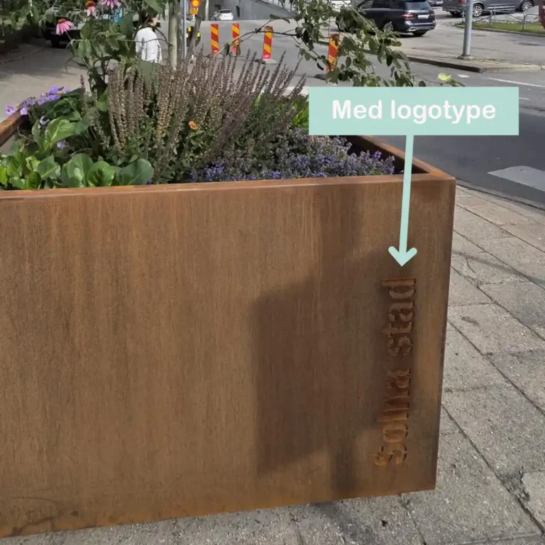 cortenstål med laserskuren text