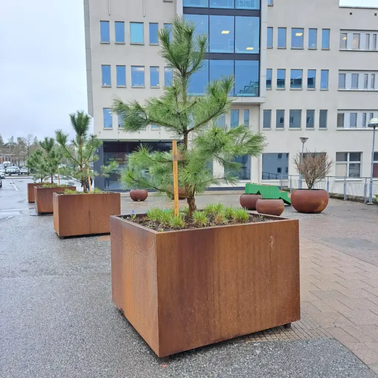 stora tunga planteringskärl som trafikhinder